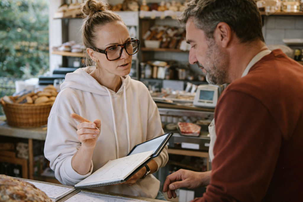 Consulttora Molt Bé con empresario Pyme conversando sobre Por qué tu pyme no crece online.