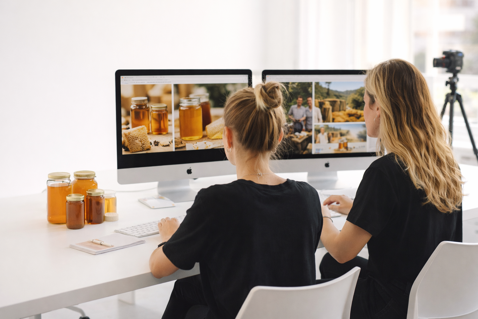 Equipo de marketing digital creando contenido visual para una empresa de productos artesanales en oficina moderna – Molt Bé.