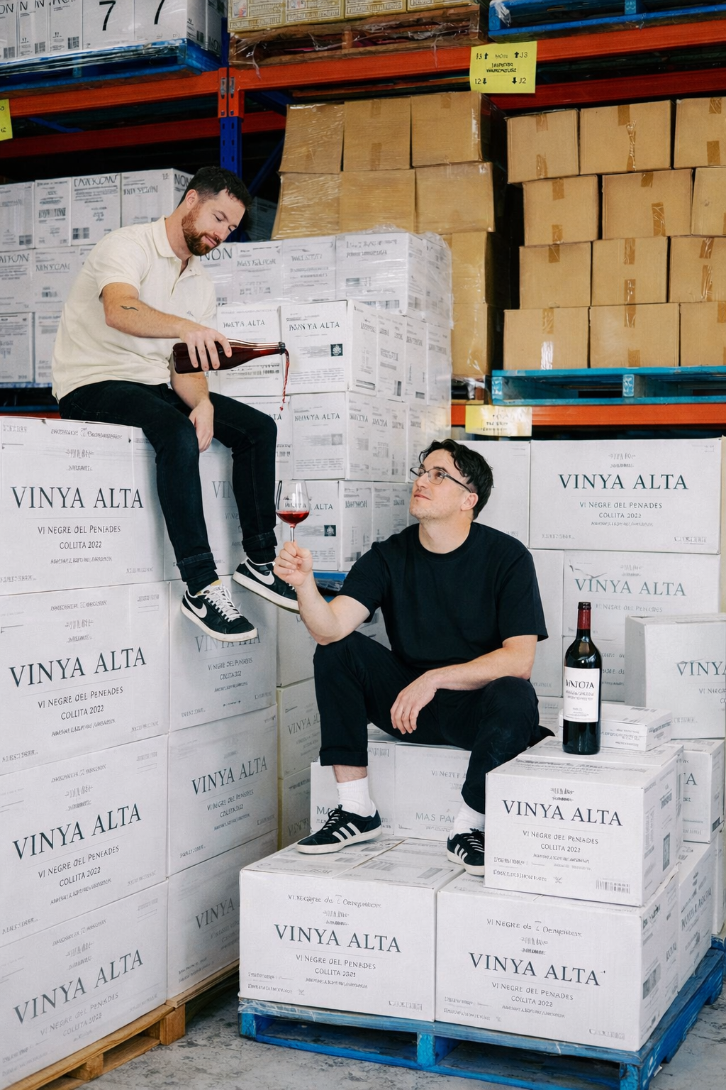 Productores de vino del Penedès degustando vino tinto entre cajas en su almacén — comunicación y posicionamiento digital para bodegas y pymes — Molt Bé